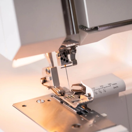 Knife system and presser foot area of the Husqvarna S21 overlocker.