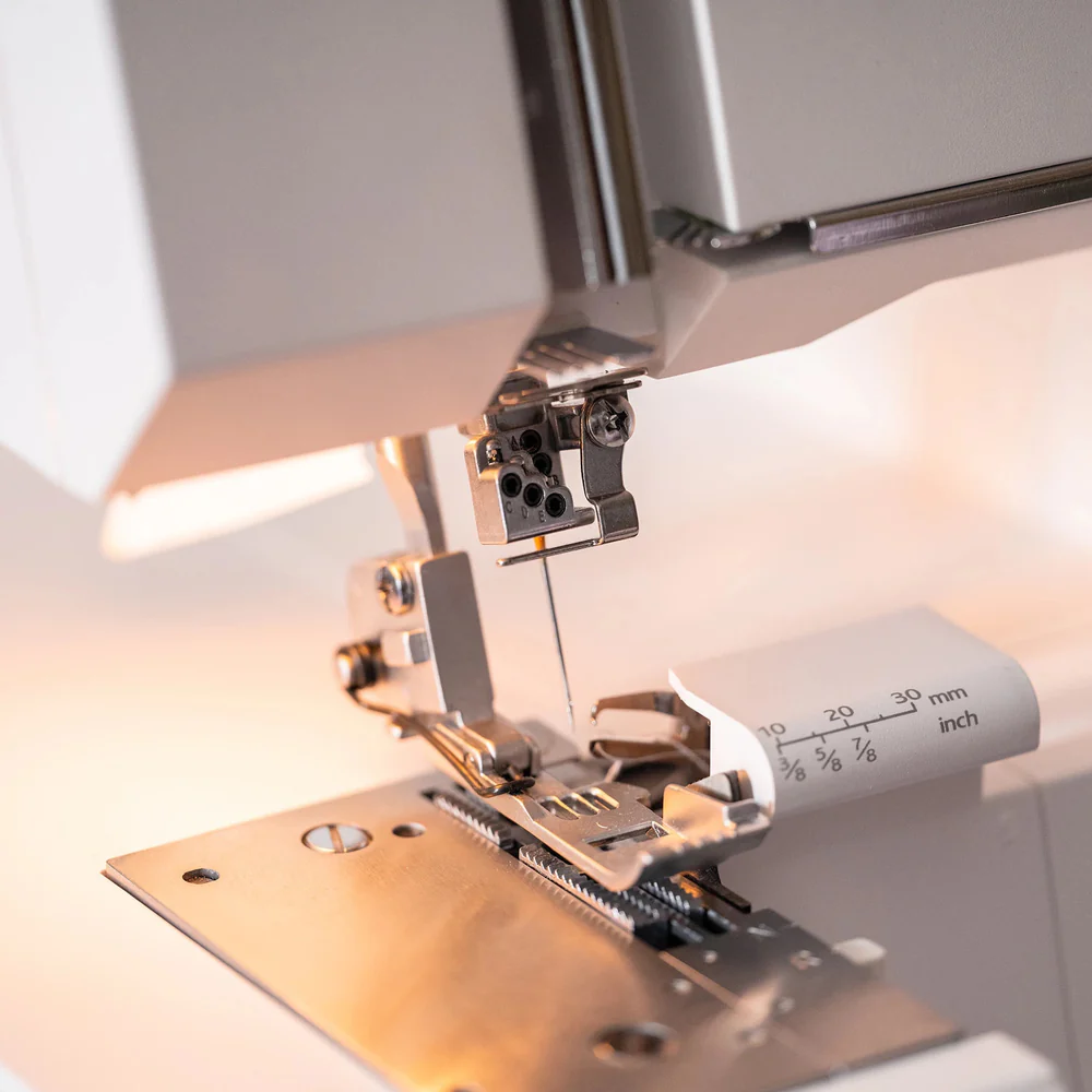 Knife system and presser foot area of the Husqvarna S21 overlocker.