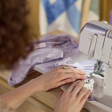 HUSQVARNA VIKING Amber S 300 overlocker sewing professional seam finishes