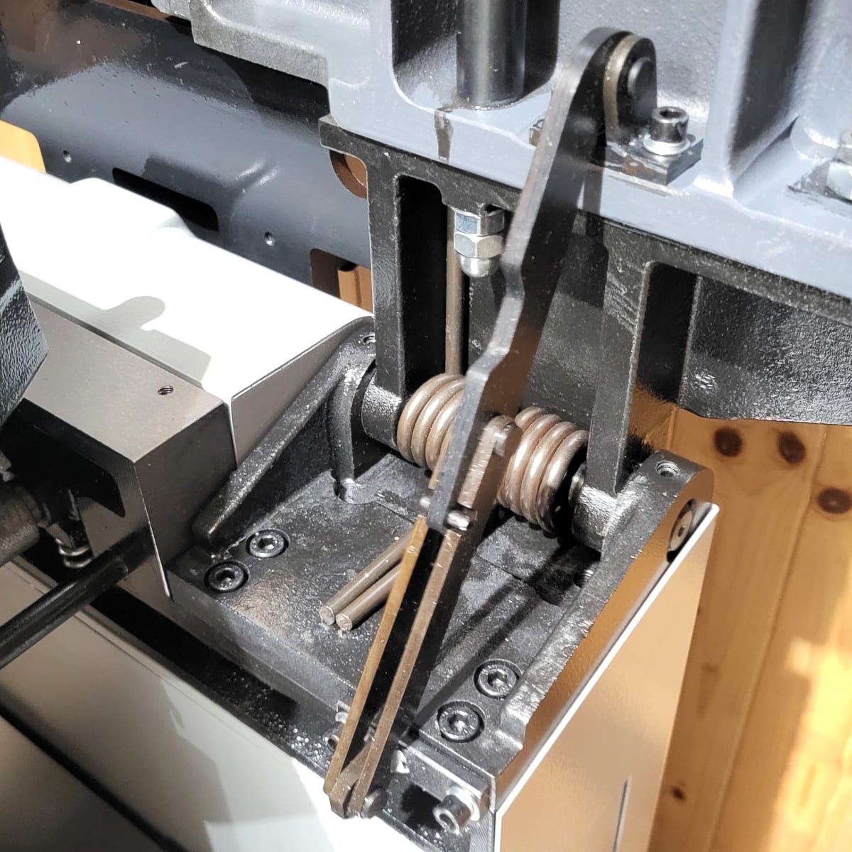 Charnwood Pro 16" x 9" Planer Thicknesser With 72 Carbide Cutters In 4 Spiral Rows - Image 12